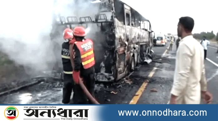 পাকিস্তানে যাত্রীবাহি বাসে আগুন