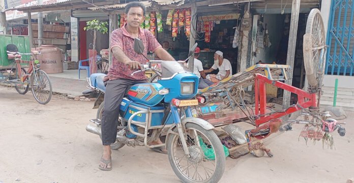 তেলের সংকটে স্বস্তির পথ: রাণীশংকৈলের রতনের ব্যাটারি বাইকে চমক, ৫ টাকায় দীর্ঘ পথচলা